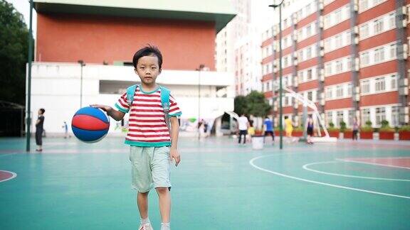 可爱的亚洲儿童打篮球