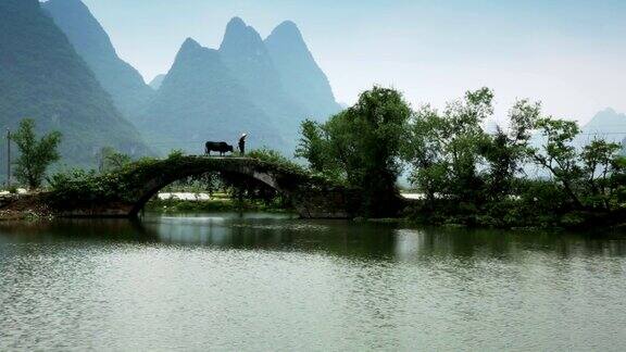 布法罗村穿越中国古老的石拱桥