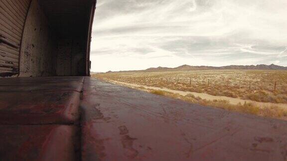 货运列车车厢内部沙漠