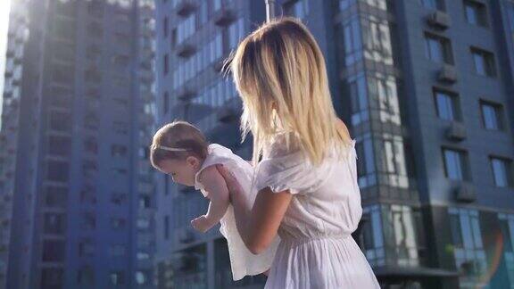 走路的时候小女孩在妈妈的怀抱里飞来飞去