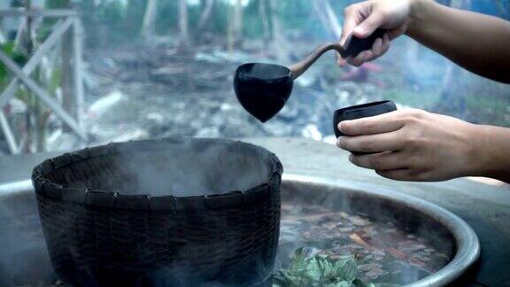 女人的手勺草药饮料慢动作