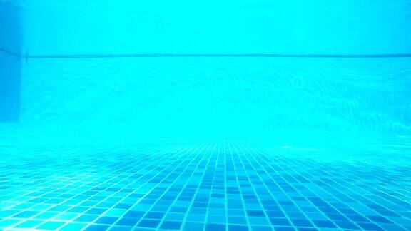 一个阳光明媚的日子里酒店游泳池的水下拍摄