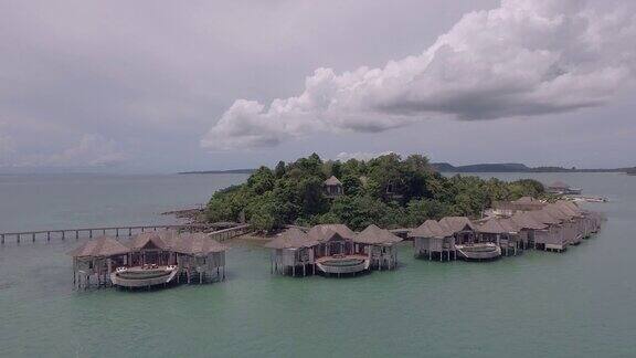 西尔德拍摄了一个热带岛屿上的豪华度假村和平房