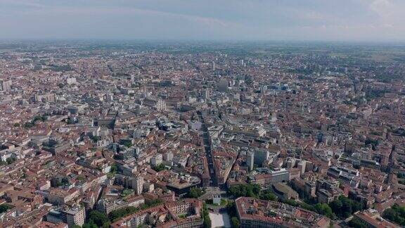 在大城市上空飞行城市街道和建筑物的航拍全景米兰意大利