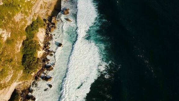 巴厘岛的岩石海岸鸟瞰图