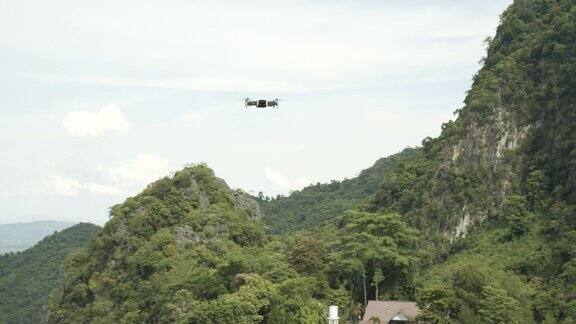 无人机在山上飞行的4k视频