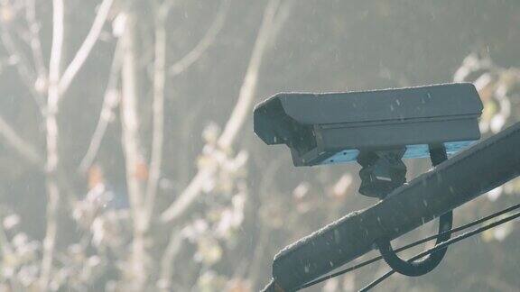 雪夜的交通监控摄像头