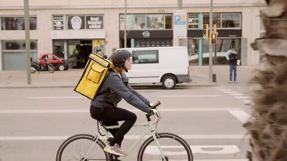 一个骑着自行车的女邮递员