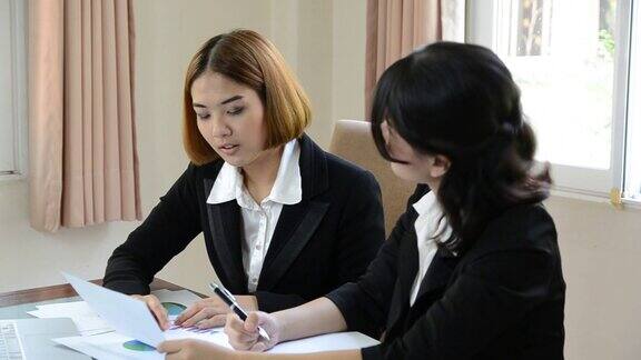 亚洲商务女性展示和会议