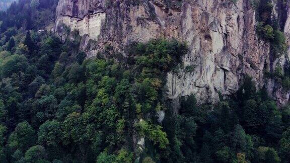 AERIAL4k高山上的美丽修道院黑海的苏美拉修道院Karadeniz