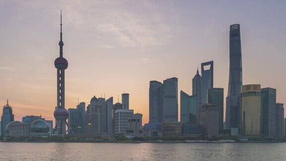 晨光下黄浦江上上海地标的无人机拍摄场景