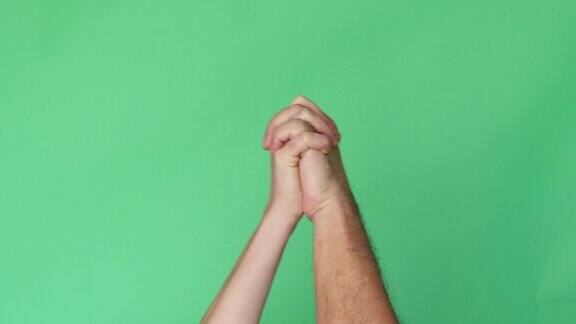 男人和女人在握手