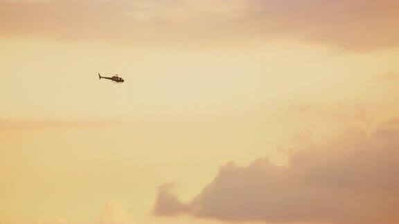 一架直升飞机在美丽的日落在洛杉矶加利福尼亚