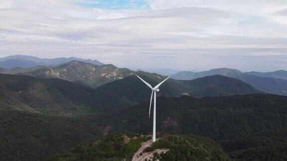 山上风力涡轮机的鸟瞰图