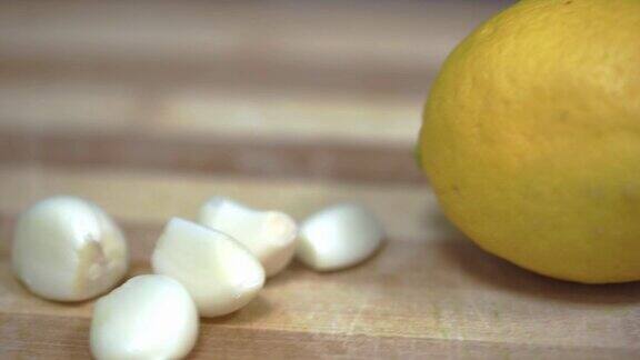 切菜板上放柠檬和大蒜高清