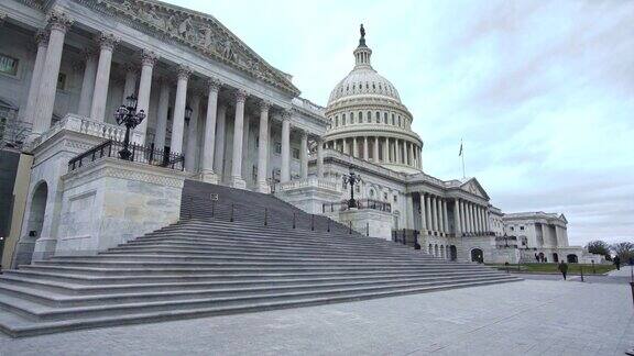 在华盛顿特区美国国会大厦和众议院的台阶上行走