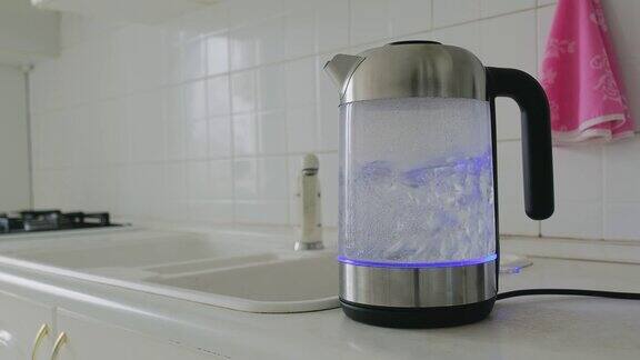 透明水壶的水在厨房沸腾沸水的过程