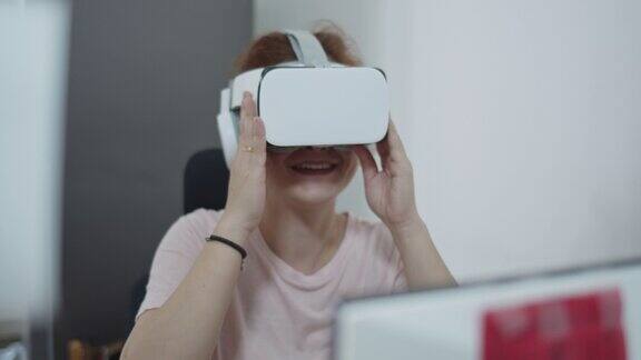 女性使用VR耳机在虚拟现实世界中享受乐趣在家庭办公室