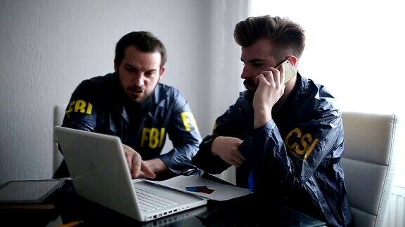 办公室里的两个探员联邦调查局和CSI