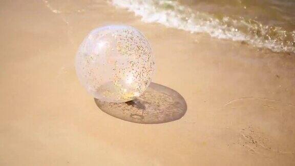 沙滩上的沙滩球