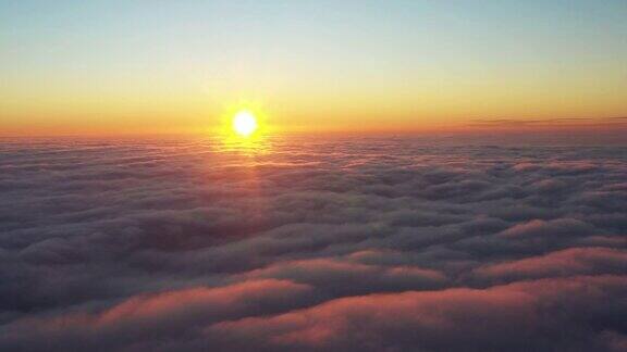 飞过清晨的云层照相机慢慢地沉入雾中