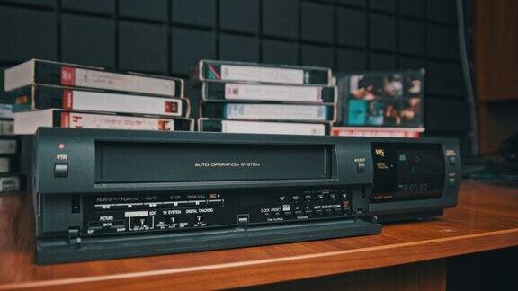 插入VHS盒式磁带到VCR并按播放按钮
