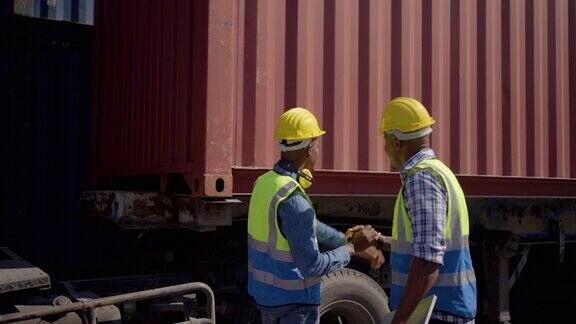 非裔美国工人在港口走动检查集装箱