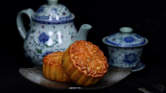 中秋节期间向朋友或家庭聚会提供月饼月饼和中国茶月饼上的汉字代表“重白”的英文