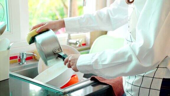 一个女仆洗碗或做家务的特写