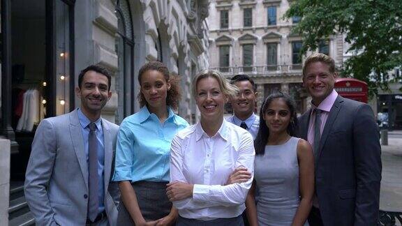 成功的商业团队都对着镜头微笑女性领导双臂交叉
