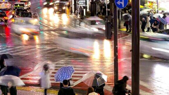 高清延时:黄昏时分行人在雨中穿过涉谷