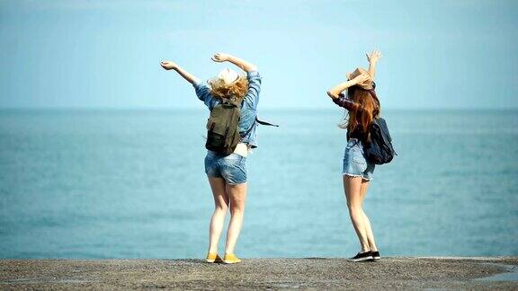 年轻的女子在海边享受和跳舞