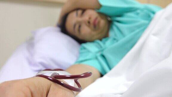 4K:亚洲女性患者在医院睡觉