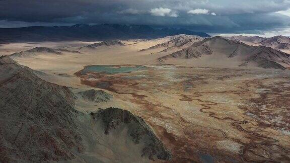 戈壁沙漠河流鸟瞰图