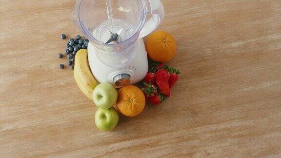 新鲜草莓香蕉青苹果浆果和橙子的俯视图以及制作健康奶昔的搅拌机健康的饮食和营养碱性素食