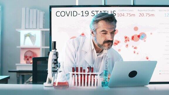 在计算机和显微镜上进行新冠病毒药物溶液研究的资深科学家