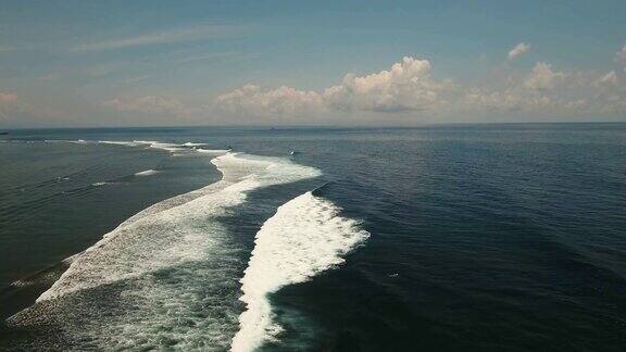 水面有大浪鸟瞰巴厘岛