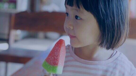 野餐:真正的亚洲孩子吃冰淇淋