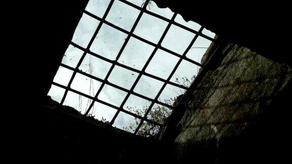 铁窗后的监狱天空