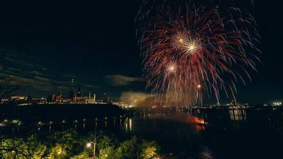 加拿大国会在渥太华河上放烟花