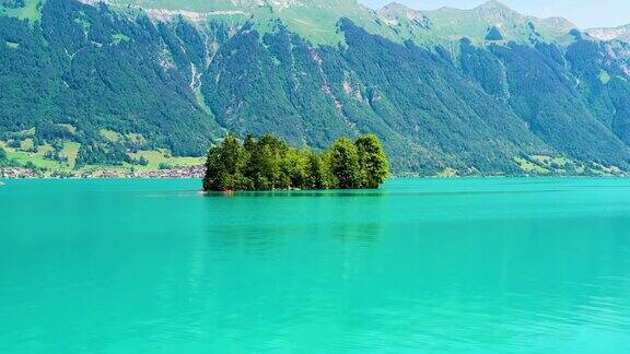 在瑞士阿尔卑斯山脉附近的一个蓝色湖泊中央的小岛-4K无人机鸟瞰图
