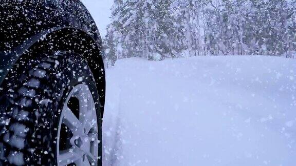 雪和驾驶在冬季森林路