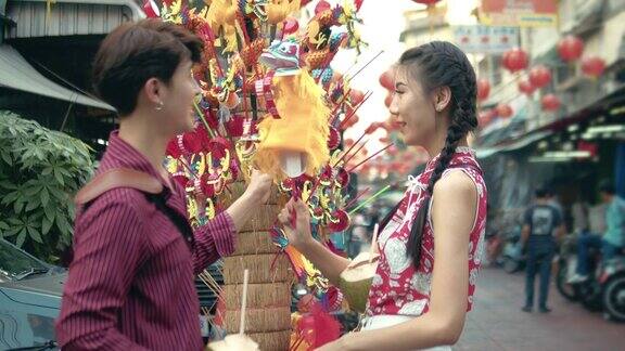 在泰国曼谷唐人街的街头市场购物的亚洲夫妇