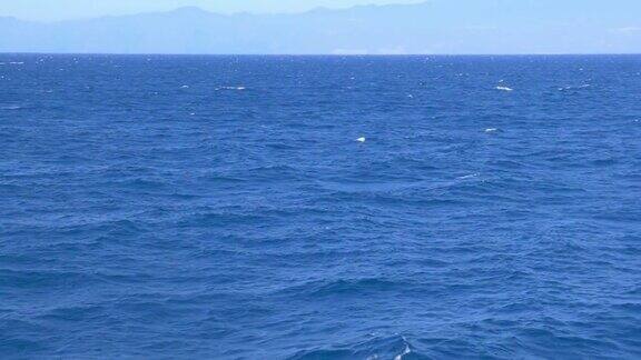 从一艘帆船上看海洋180帧秒的慢动作