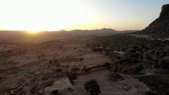 在埃塞俄比亚阿克苏姆附近的桌山上空夕阳西下