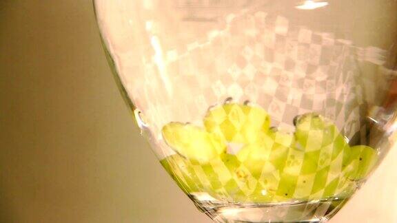葡萄放在盛满水的玻璃杯里