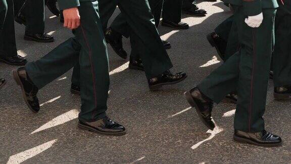 近距离拍摄在城市广场游行队伍中穿着靴子的军人