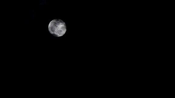 在一个宁静的夜晚月亮和云在天空中