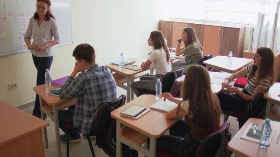 小学生在课堂上用黑板做数学作业