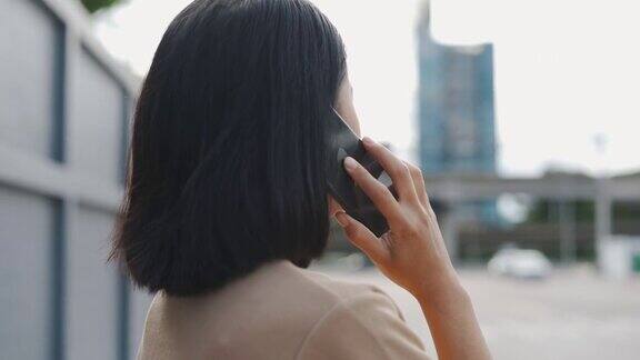 亚洲女人在用智能手机聊天